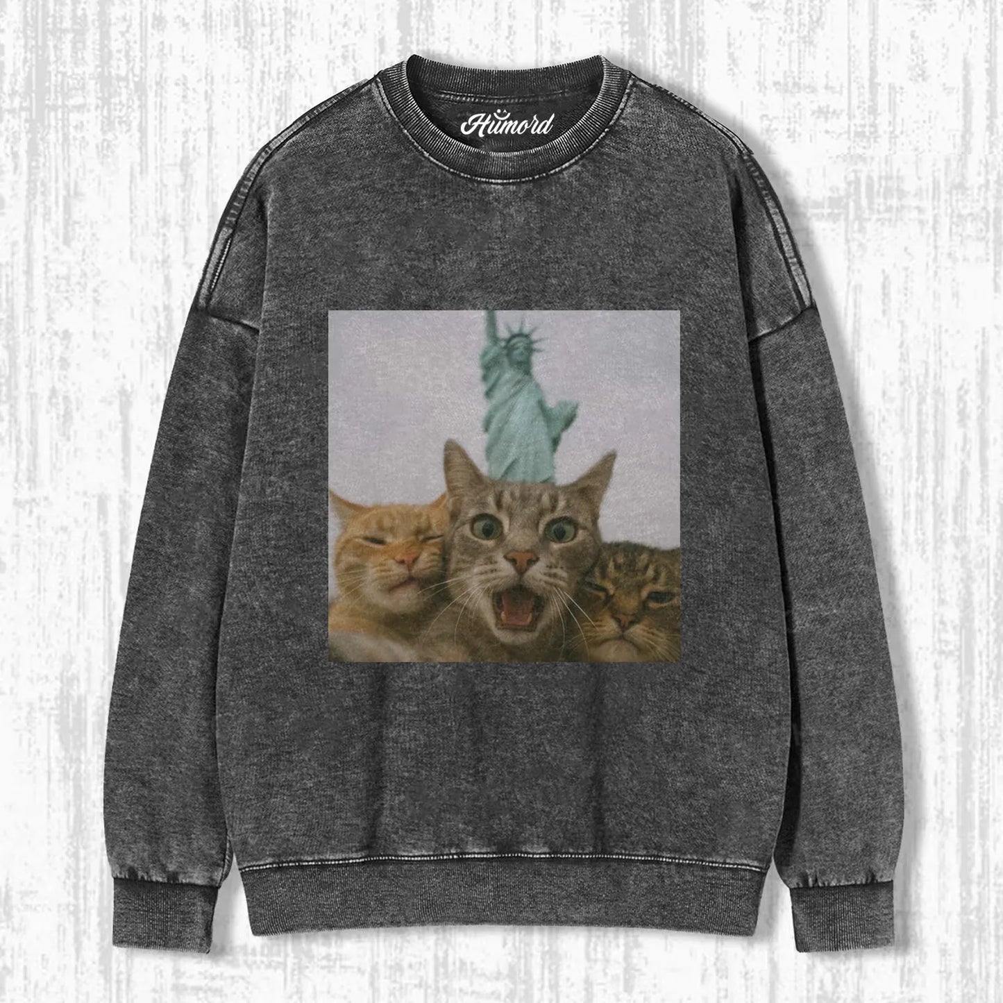 STATUE OF LIBERTY AND CAT T-SHIRT